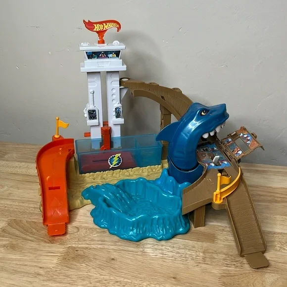 Hot Wheels Color Shifters Sharkport Showdown Playset with 18 Cars : Hot Wheels Color Shifters Sharkport Showdown Playset